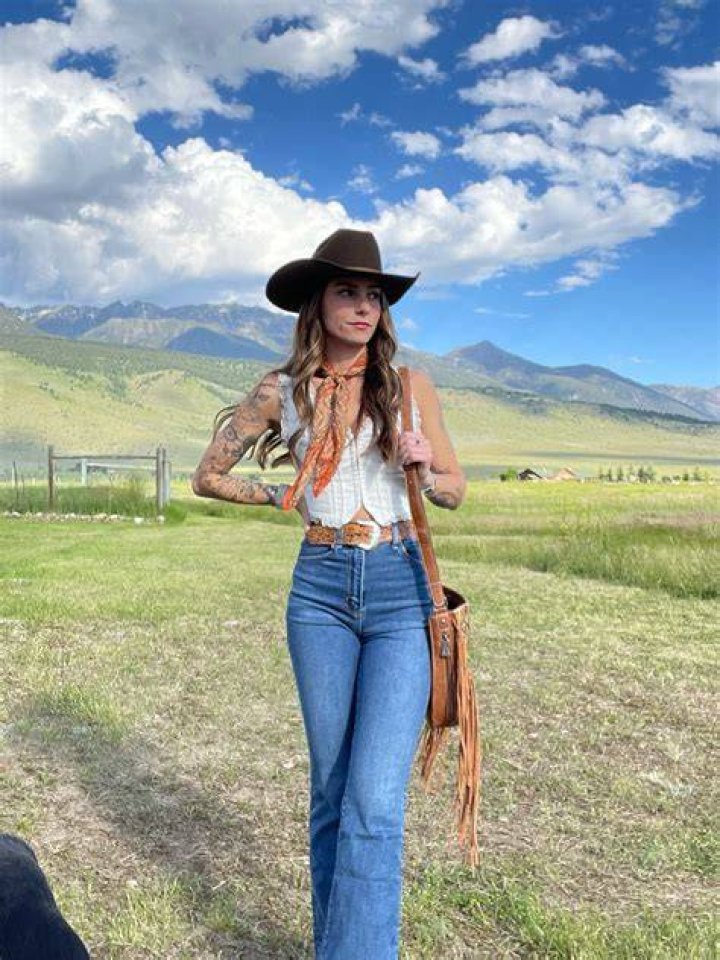 32 Look Good Women Cowboy Outfits Style on Stylevore