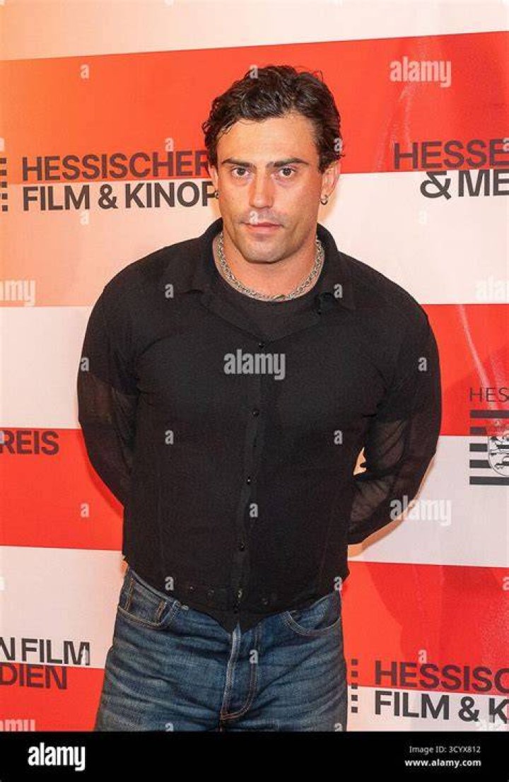 Aaron Altaras is posing for the photo.