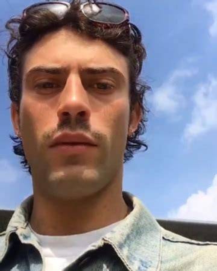 Aaron Altaras is taking selfiee.