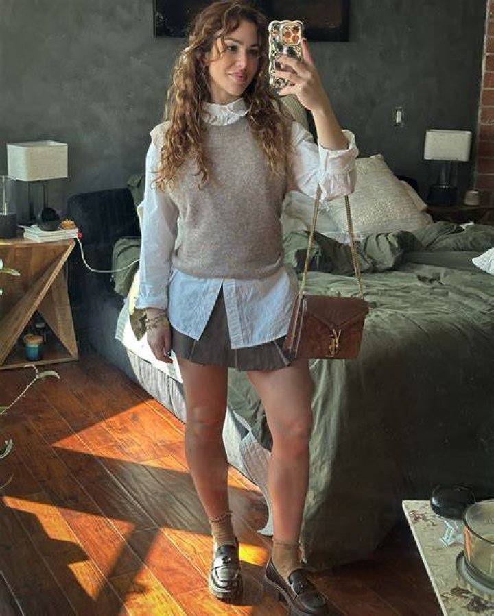 Chrysti Ane in white clothes showing her abs at the gym. 