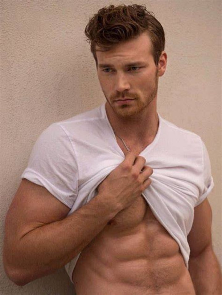 Derek Theler photo 3