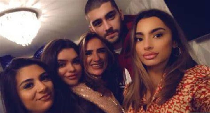 Doniya Malik wit her mother and siblings