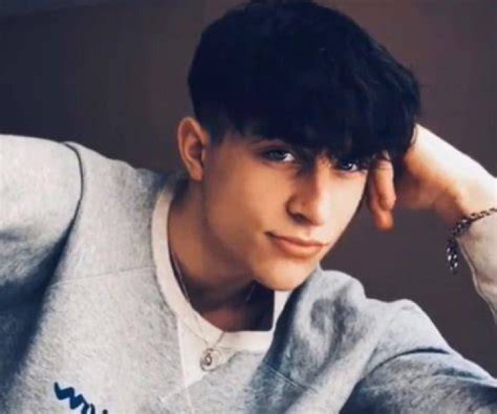 Dustin Bryant is looking stunning in the branded summer outfit. How much earnings does Bryant make from TikTok?