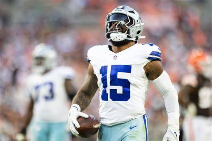 Ezekiel Elliott is promoting the Wingston Chicken WIngs food franchise
