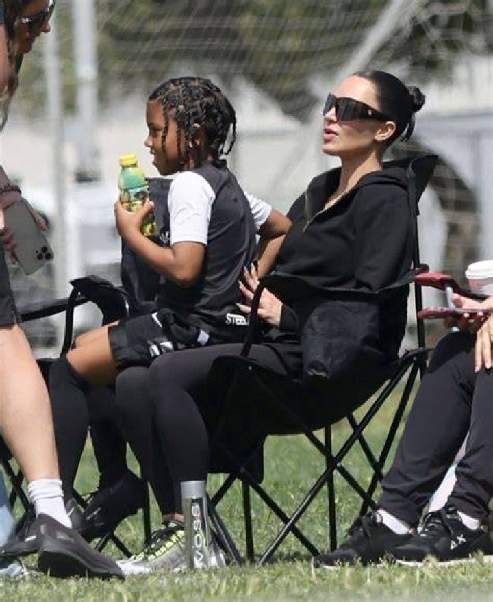 Fans Left Shocked after Kim Kardashian’s Daughter North West Eats a Raw Onion Like an Apple! Fans Left Shocked after Kim Kardashian’s Daughter North West Eats a Raw Onion Like an Apple!