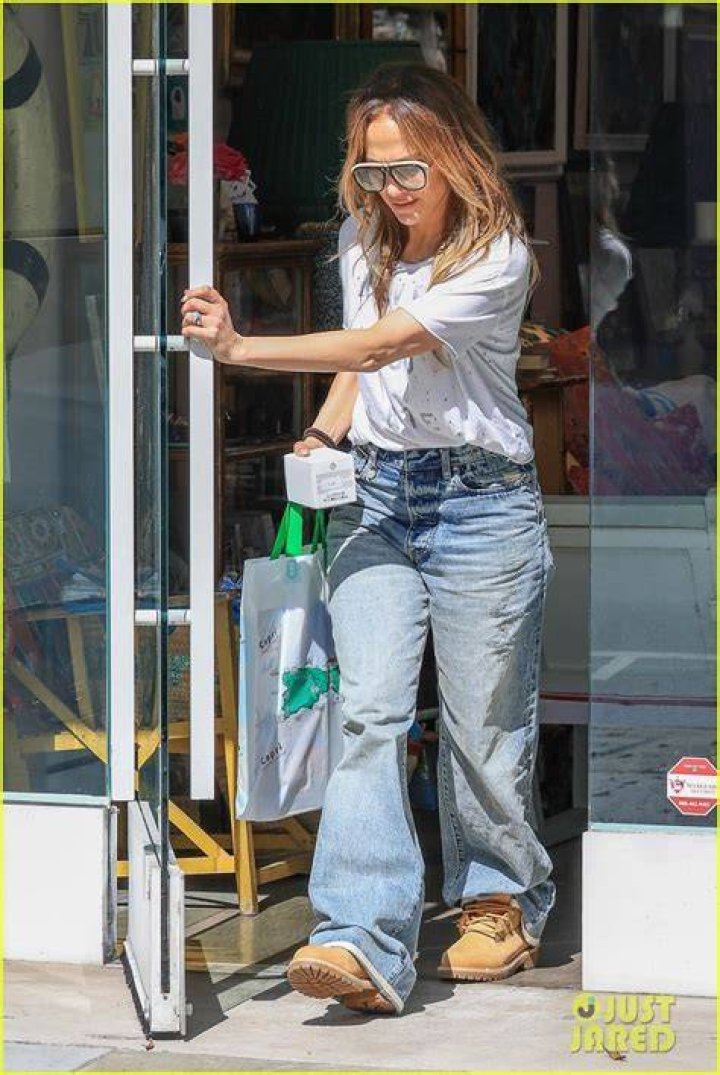 Jennifer Lopez Shops in a Sweater?