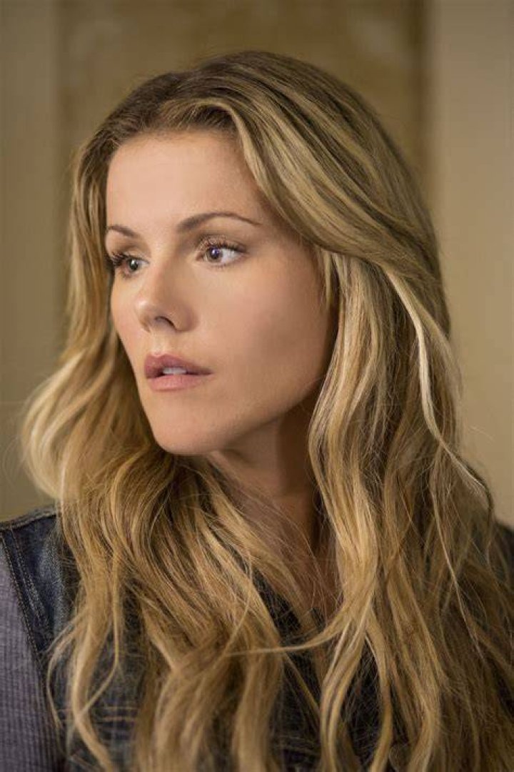 Kathleen Robertson photo 2