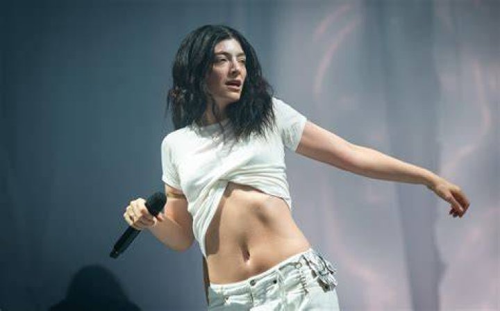 Know the latest on Lorde’s ‘autoimmune’ controversy! Social media backlashes, apologies and more! Know the latest on Lorde’s ‘autoimmune’ controversy! Social media backlashes, apologies and more!