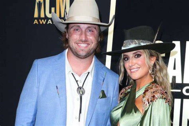 Lainey Wilson Boyfriend Meet Former NFL Player Devlin &ldquo;Duck&rdquo; Hodges fixthelife