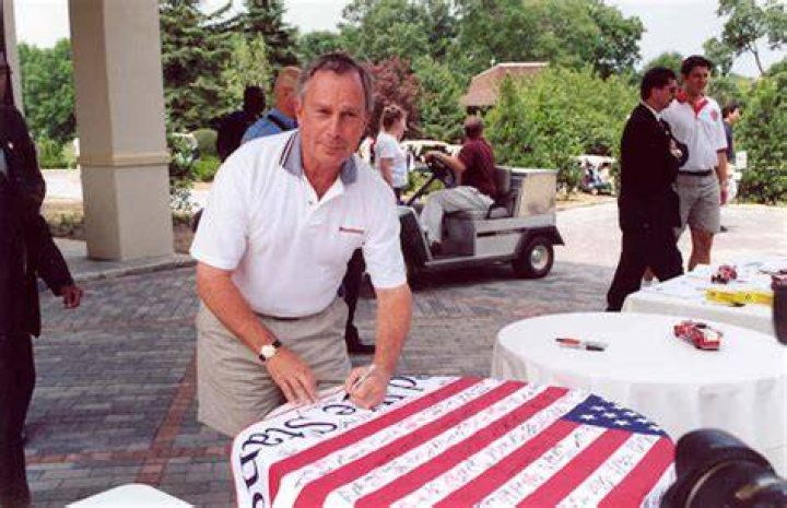 Michael Bloomberg enjoying picnic.