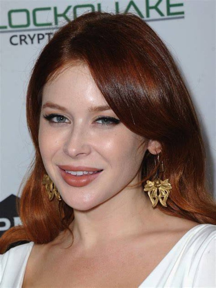 Renee Olstead: marriage, husband, divorce, children, animal love, and nude photo leak! Renee Olstead