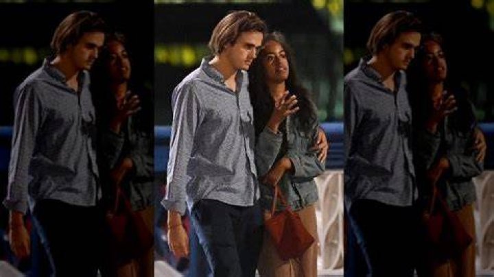 Rory and Malia walking down the streets of London