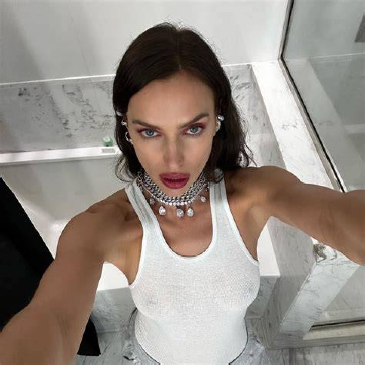 Sexy Irina Shayk reveals her assets in a black laced bra!