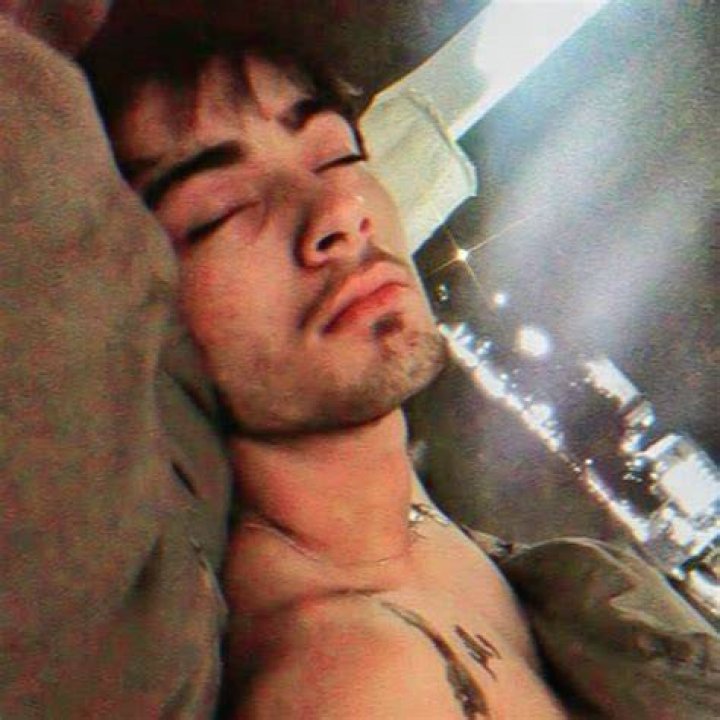 Sleepy Zayn Malik heads to Gigi Hadid's NYC apartment