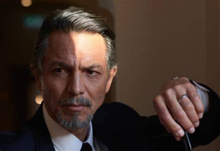 A family man and a successful actor Benjamin Brat! Is his family the setback in his career? Also know about his relationship!! Source: Deadline(Benjamin Bratt)