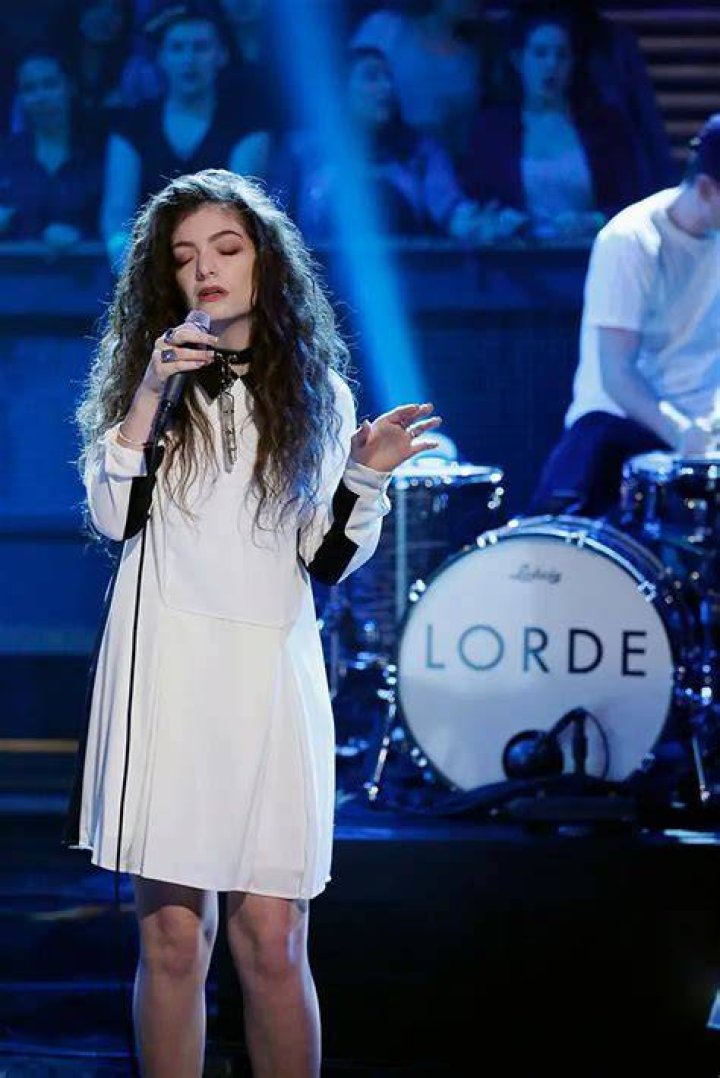 Know the latest on Lorde’s ‘autoimmune’ controversy! Social media backlashes, apologies and more! Source: YouTube (Lorde prefers life out of spotlight)