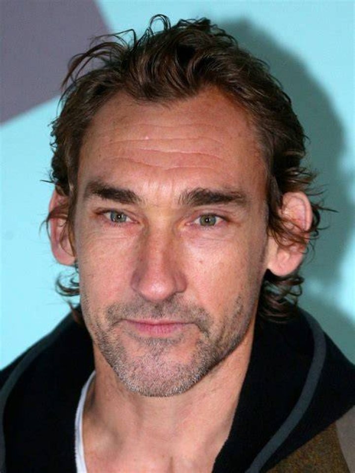 The English actor Joseph Mawle is living a single life.