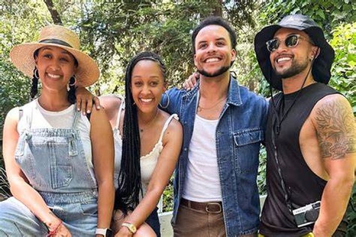 Tia Mowry & Family Tamera mowry, Celebrity families, Tia and tamera mowry
